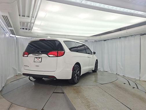 Bright White Clearcoat 2018 Chrysler Pacifica Touring Plus
