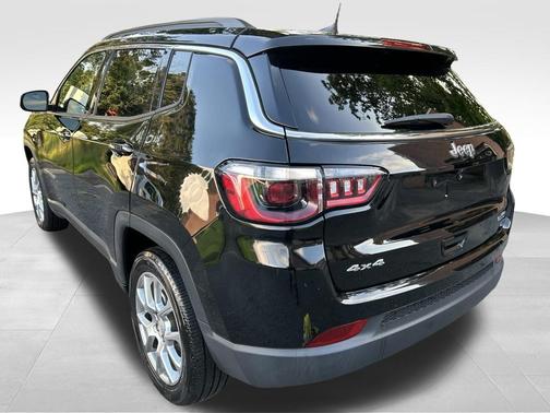 Diamond Black Crystal Pearlcoat 2023 Jeep Compass Latitude Lux