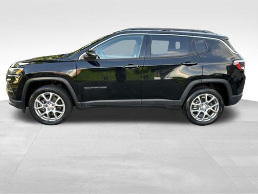 Diamond Black Crystal Pearlcoat 2023 Jeep Compass Latitude Lux