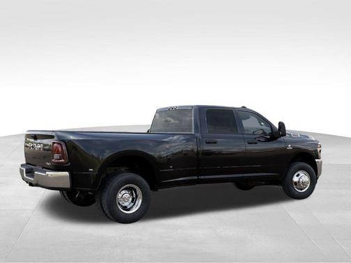 Diamond Black Crystal Pearlcoat 2026 RAM 3500 Tradesman