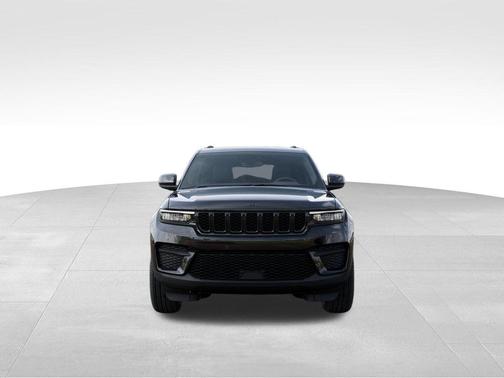 Diamond Black Crystal Pearlcoat 2025 Jeep Grand Cherokee Laredo