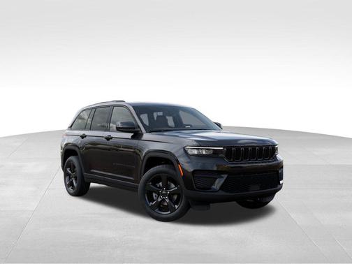 Diamond Black Crystal Pearlcoat 2025 Jeep Grand Cherokee Laredo