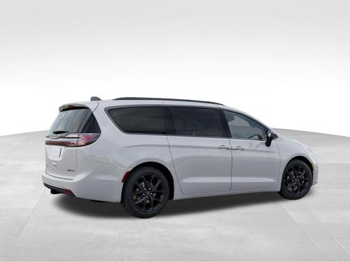 Bright White Clearcoat 2026 Chrysler Pacifica Limited
