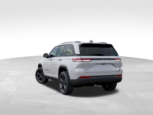 Bright White Clearcoat 2025 Jeep Grand Cherokee Altitude