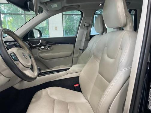 2017 Volvo XC90 T6 Momentum