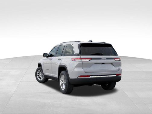 Bright White Clearcoat 2025 Jeep Grand Cherokee Laredo
