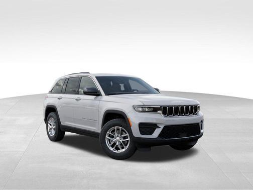 Bright White Clearcoat 2025 Jeep Grand Cherokee Laredo