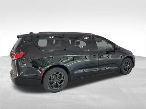 2025 Chrysler Pacifica Hybrid Select