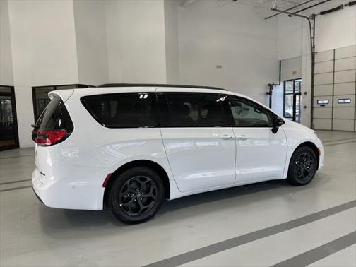 2025 Chrysler Pacifica Hybrid Premium S Appearance Pkg