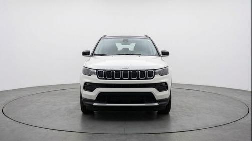 Bright White Clearcoat 2025 Jeep Compass Latitude