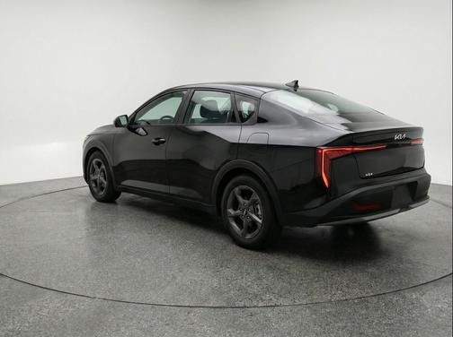 Aurora Black Pearl 2025 Kia K4 LXS