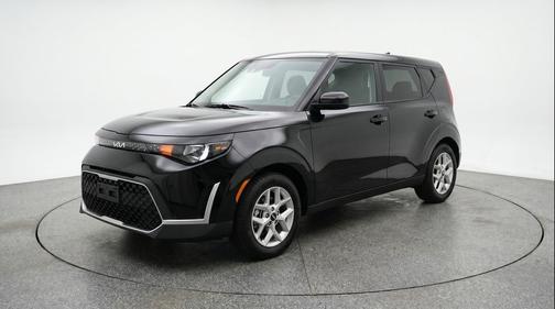 Fusion Black 2025 Kia Soul LX