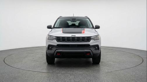 Silver Zynith Metallic Clearcoat 2025 Jeep Compass Trailhawk