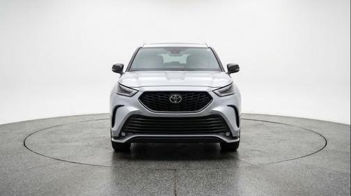 Celestial Silver Metallic 2025 Toyota Highlander LE