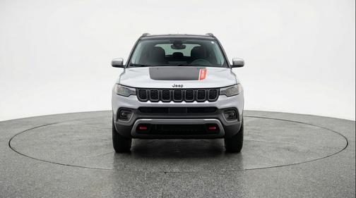 Silver Zynith Metallic Clearcoat 2025 Jeep Compass Trailhawk