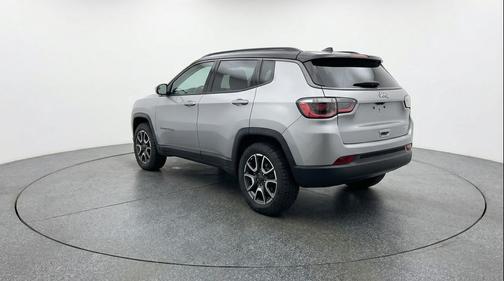 Silver Zynith Metallic Clearcoat 2025 Jeep Compass Trailhawk