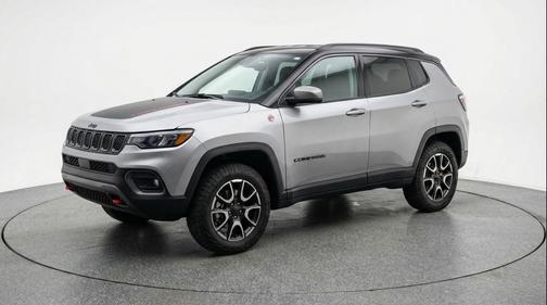 Silver Zynith Metallic Clearcoat 2025 Jeep Compass Trailhawk