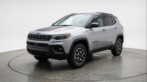 Silver Zynith Metallic Clearcoat 2025 Jeep Compass Trailhawk