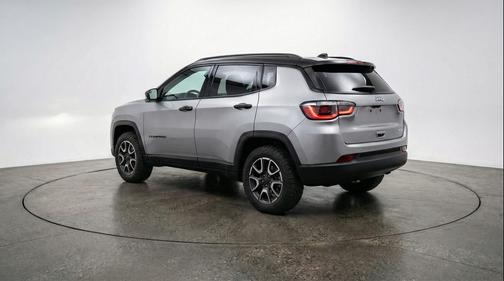 Silver Zynith Metallic Clearcoat 2025 Jeep Compass Trailhawk