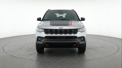 Silver Zynith Metallic Clearcoat 2025 Jeep Compass Trailhawk