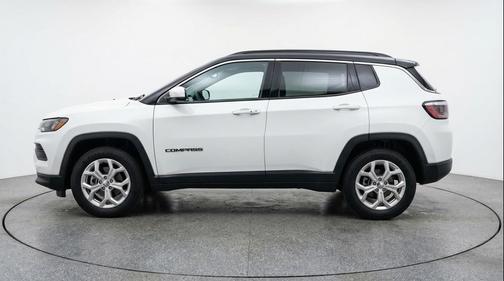 Bright White Clearcoat 2025 Jeep Compass Latitude