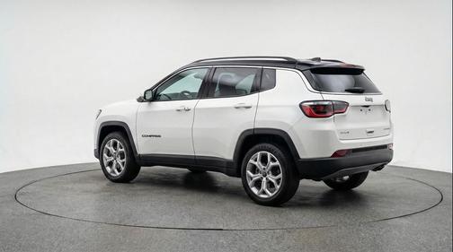 Bright White Clearcoat 2025 Jeep Compass Latitude