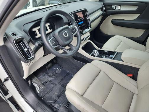 Crystal White Pearl 2025 Volvo XC40 B5 Ultra Dark Theme