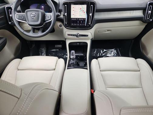 Crystal White Pearl 2025 Volvo XC40 B5 Ultra Dark Theme