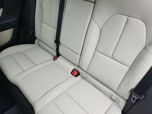 Crystal White Pearl 2025 Volvo XC40 B5 Ultra Dark Theme
