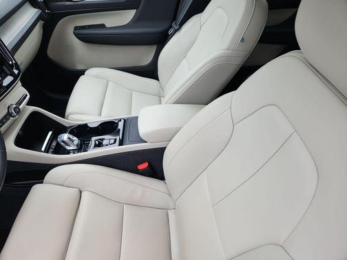 Crystal White Pearl 2025 Volvo XC40 B5 Ultra Dark Theme