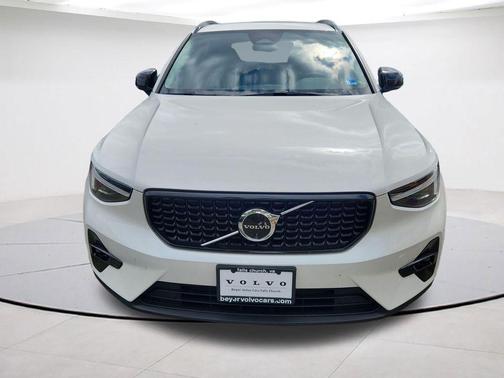 Crystal White Pearl 2025 Volvo XC40 B5 Ultra Dark Theme