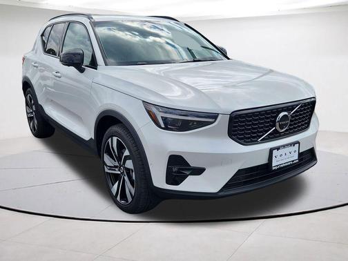 Crystal White Pearl 2025 Volvo XC40 B5 Ultra Dark Theme