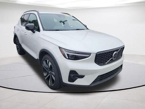 Crystal White Pearl 2025 Volvo XC40 B5 Ultra Dark Theme