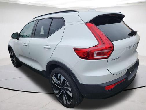 Crystal White Pearl 2025 Volvo XC40 B5 Ultra Dark Theme
