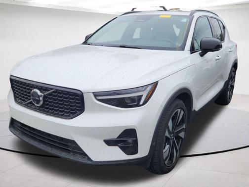 Crystal White Pearl 2025 Volvo XC40 B5 Ultra Dark Theme