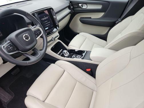 Crystal White Pearl 2025 Volvo XC40 B5 Ultra Dark Theme