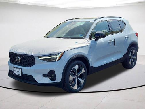 Cloud 9 White 2026 Volvo XC40 B5 Plus
