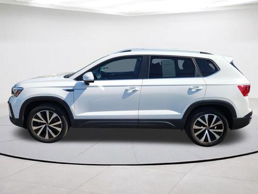 Pure White 2022 Volkswagen Taos 1.5T SE