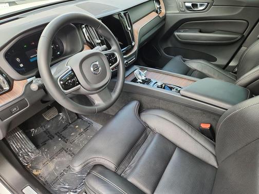 Crystal White 2023 Volvo XC60 B5 Ultimate Bright Theme