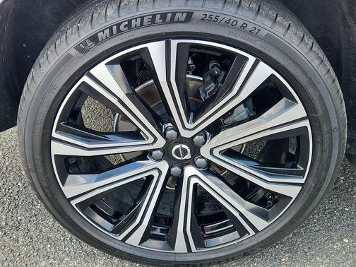 Crystal White 2023 Volvo XC60 B5 Ultimate Bright Theme