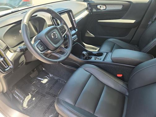 Crystal White Pearl 2025 Volvo XC40 B5 Core Bright Theme