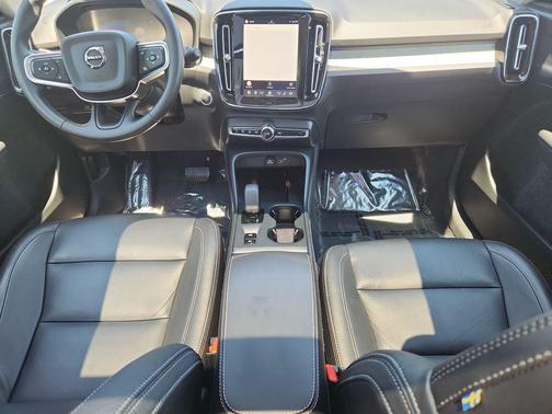 Crystal White Pearl 2025 Volvo XC40 B5 Core Bright Theme