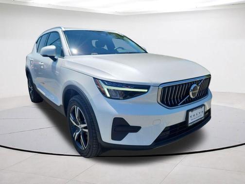 Crystal White Pearl 2025 Volvo XC40 B5 Core Bright Theme