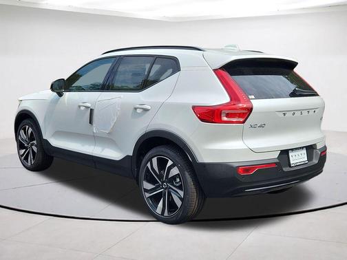 Crystal White 2026 Volvo XC40 B5 Ultra