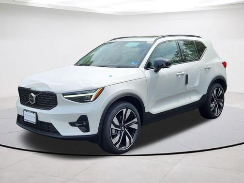 Crystal White 2026 Volvo XC40 B5 Ultra