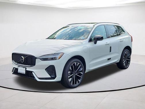 Crystal White 2026 Volvo XC60 Plug-In Hybrid T8 Ultra
