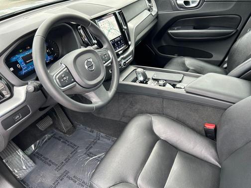 Metallic 2024 Volvo XC60 B5 Core
