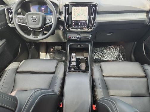 Crystal White 2025 Volvo XC40 B5 Plus Bright Theme