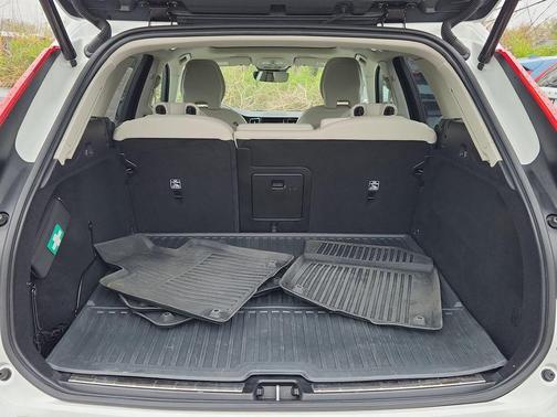 Crystal White 2023 Volvo XC60 Recharge Plug-In Hybrid T8 Ultimate Dark Theme