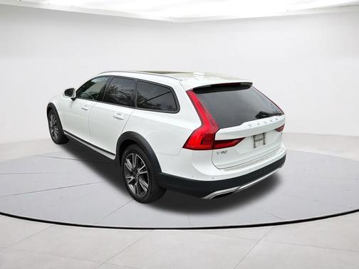 Crystal White Pearl Metallic 2018 Volvo V90 Cross Country T6